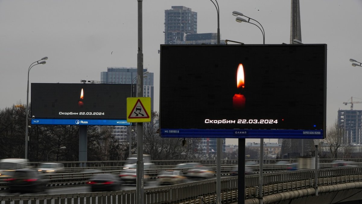 Fler än 130 människor dödades i terrorattacken mot ett konserthus i Moskva i fredags kväll. Här täcks reklamtavlor i den ryska huvudstaden med budskap av sorg.