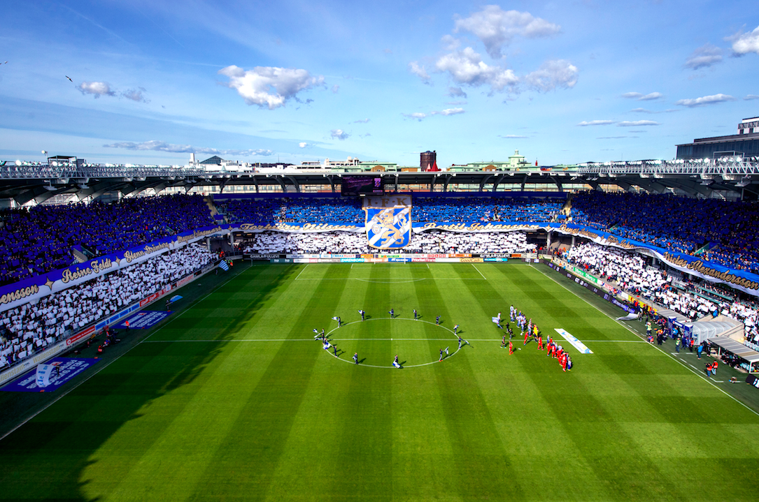 Göteborgs supportrar bjussar på ett tifo som nästan täcker hela arenan. Göteborgs supportrar bjussar på ett tifo som nästan täcker hela arenan.