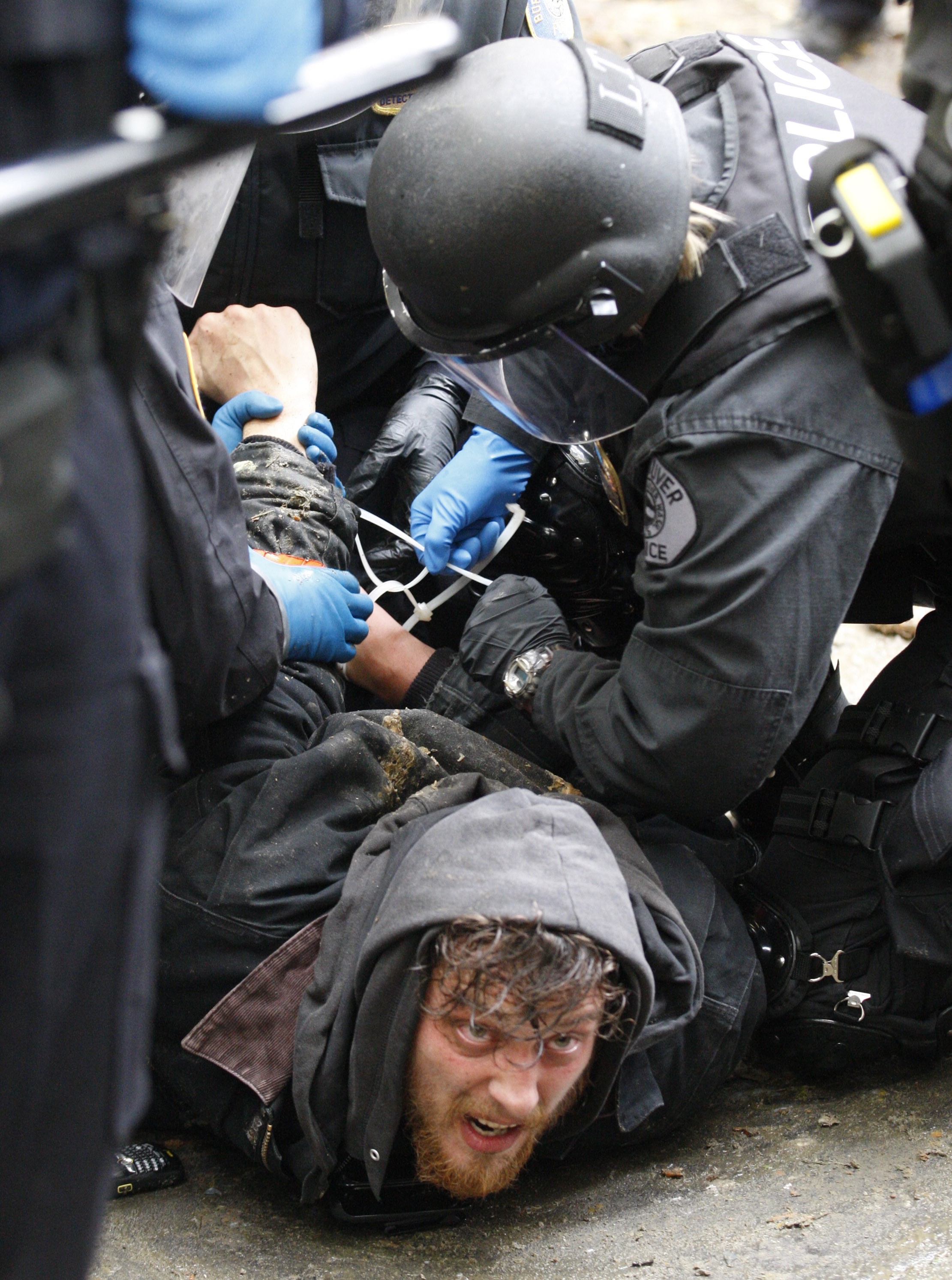 En Occupydemonstrant sätts i handfängsel av den kravallutrustade polisen. Totalt greps 15 personer i Portland, Oregon.