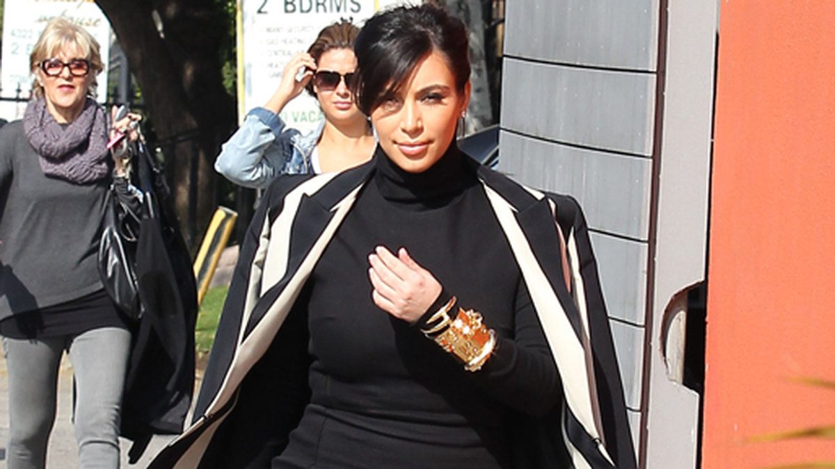 Kim Kardashian är en riktig lyxlirare, och det är främst hennes smycken som kostar hä. På bilden i kavaj från Lanvin, armband från Cartier och Hermes, väska från Hermes och skor från Jimmy Choo. Totalt värde: 700 000 kronor. 