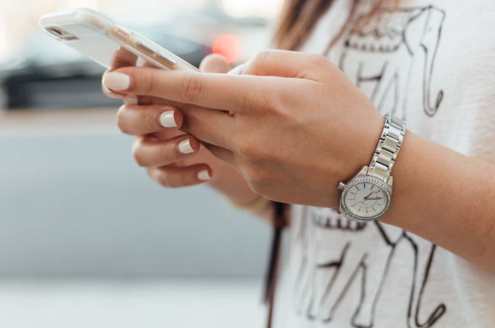 Någon skriver på en telefon Någon skriver på en telefon