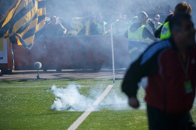 Mötet mellan Syrianska och AIK fick också avbrytas sedan knallskott kastats in på plan. Mötet mellan Syrianska och AIK fick också avbrytas sedan knallskott kastats in på plan.