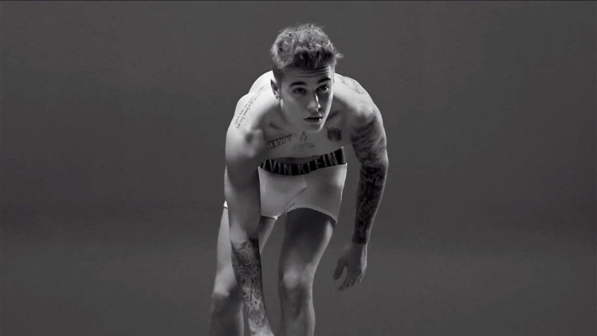 Bieber kastade kläderna i Calvin Klein-kampanj.