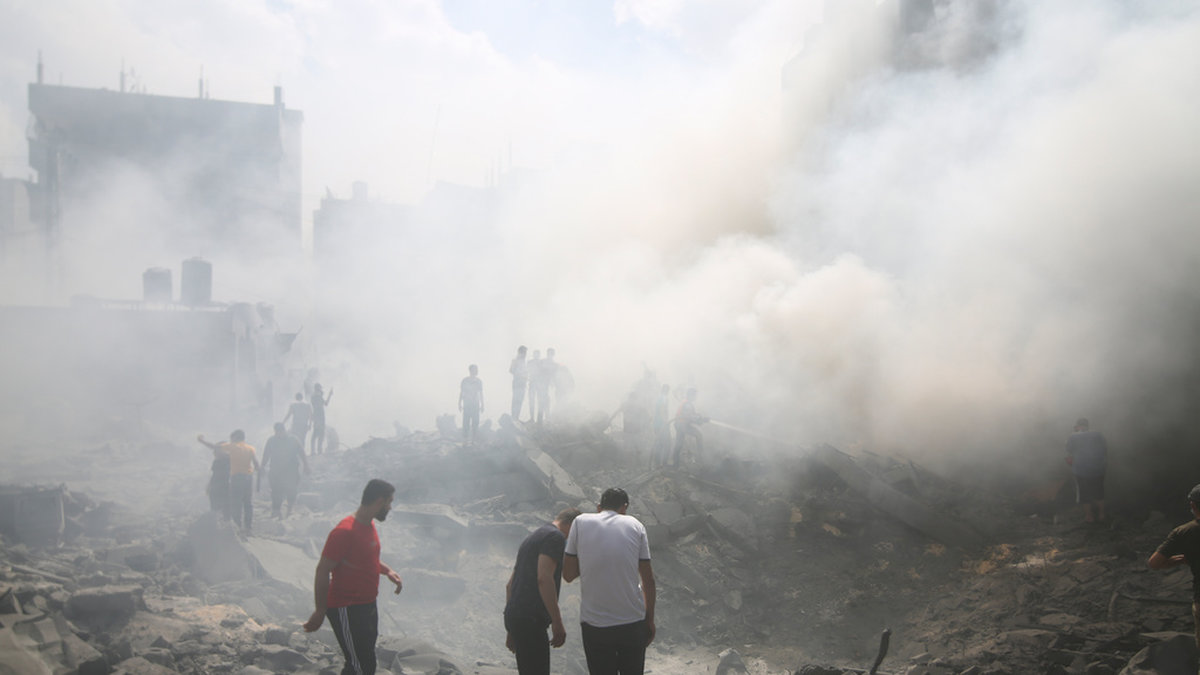Palestinier söker efter överlevande efter ett flygangrepp i Rafah på Gazaremsan på torsdagen.