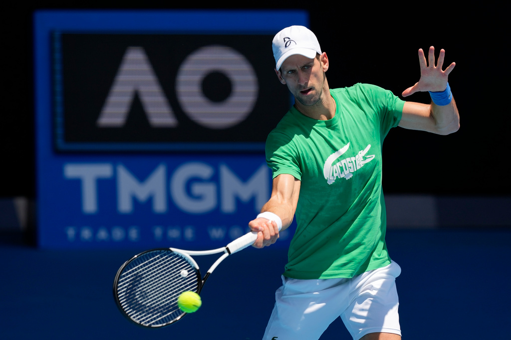 Novak Djokovic i träning inför årets Australian Open, en turnering han eventuellt inte kommer att tillåtas spela.