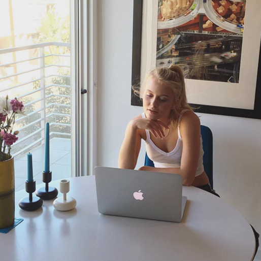 Zara Larsson glor på datorn. Zara Larsson glor på datorn.