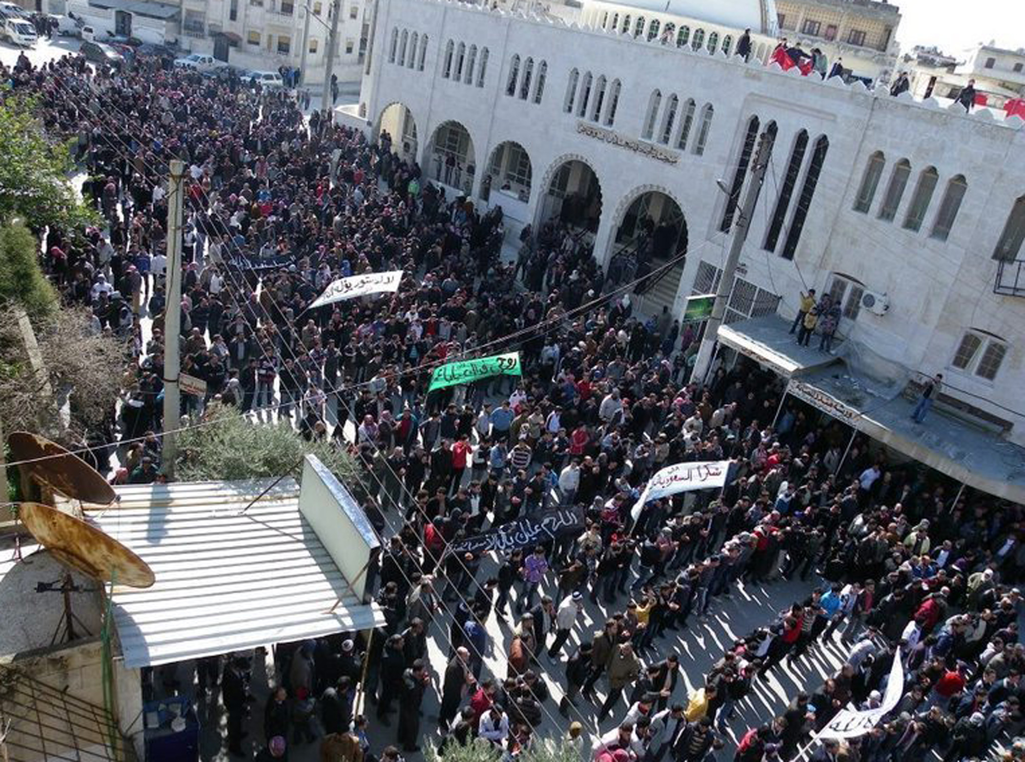Flera rebeller mot regimen protesterade i staden Idlib den 3 mars 2012 Flera rebeller mot regimen protesterade i staden Idlib den 3 mars 2012
