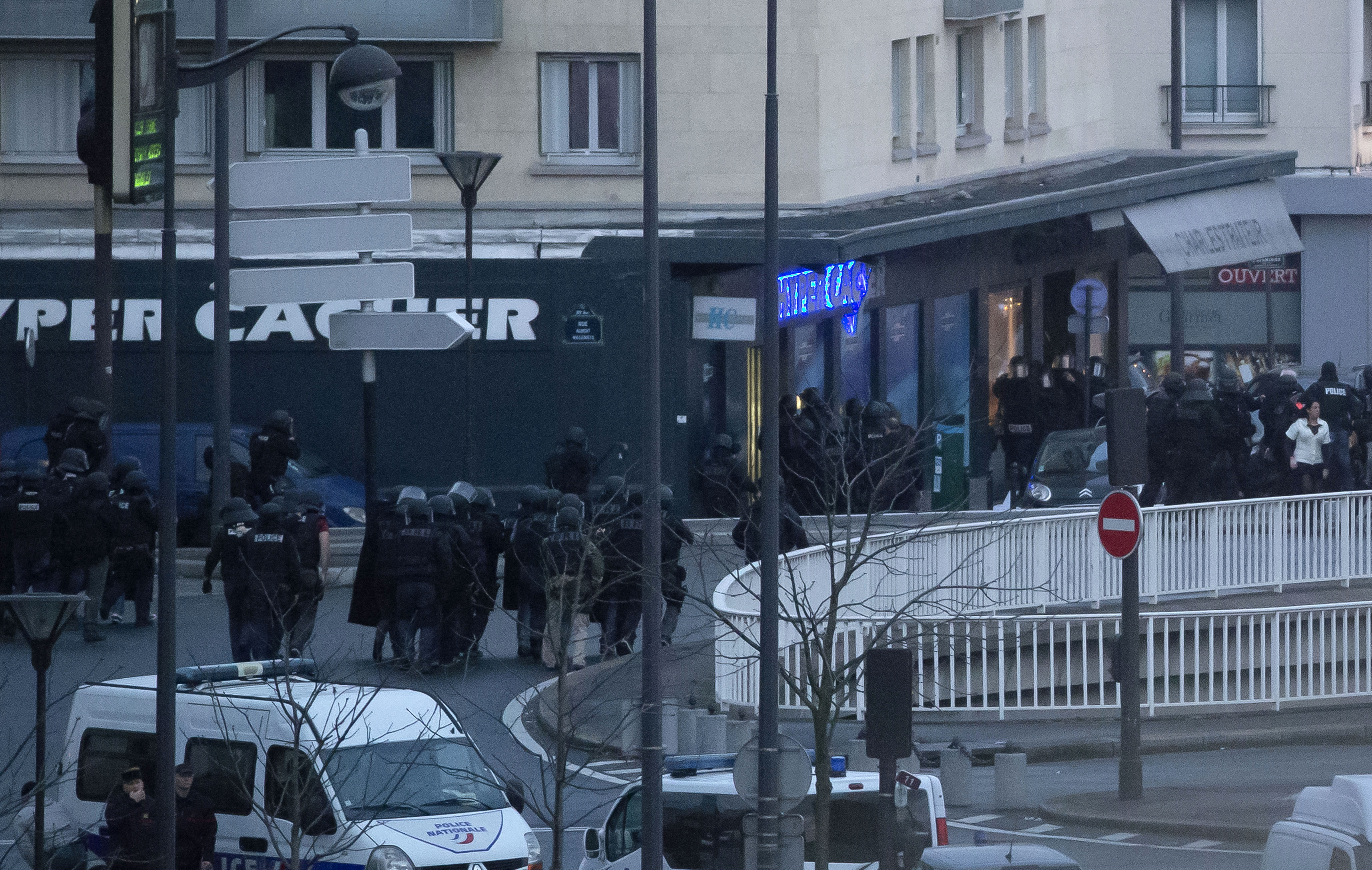 Flera poliser stormade affären där Amédy Coulibaly höll gisslan. Flera poliser stormade affären där Amédy Coulibaly höll gisslan.