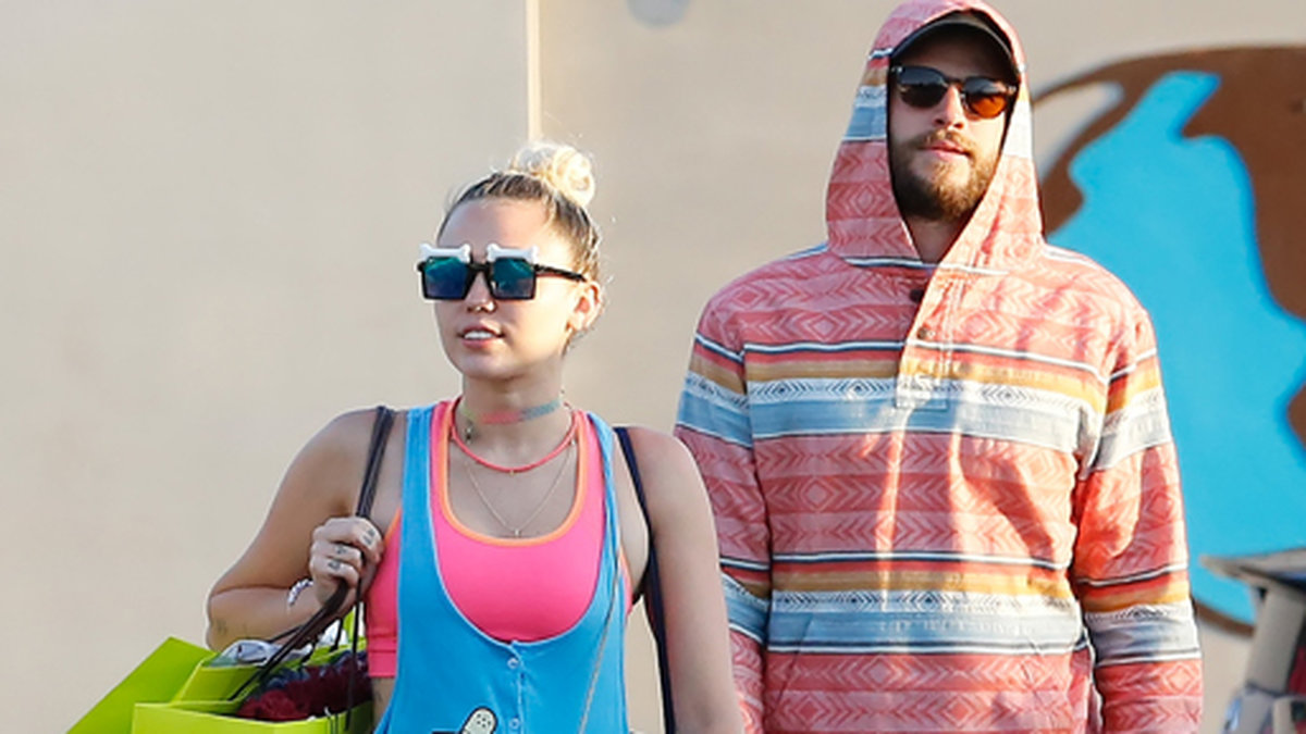 Miley Cyrus och hennes fästman Liam Hemsworth shoppar loss i Beverly Hills. 