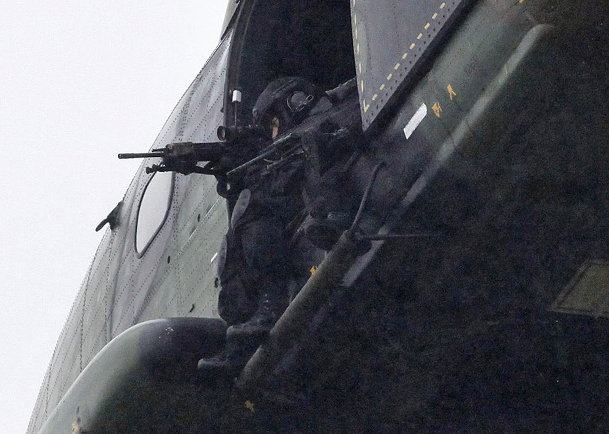 När terroristerna flydde platsen blev det fullt polispådrag i jakten på dem. När terroristerna flydde platsen blev det fullt polispådrag i jakten på dem.