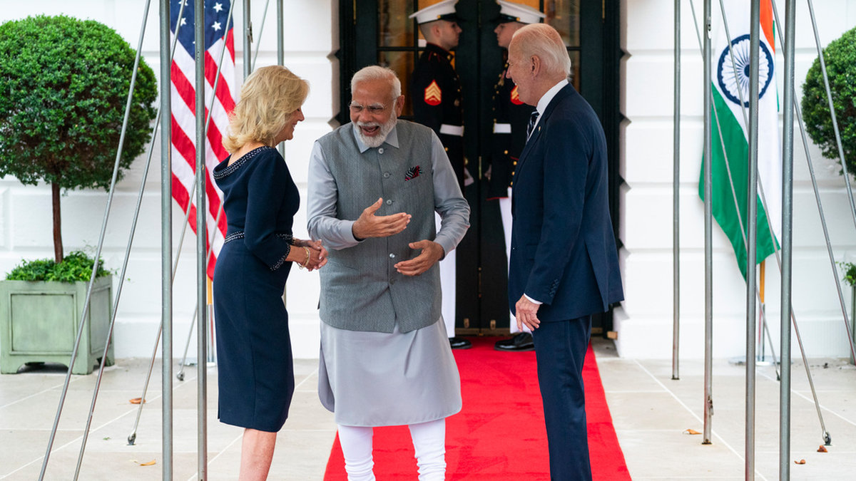 Presidentparet Jill och Joe Biden på varsin sida om Narendra Modi vid Vita huset på onsdagskvällen.