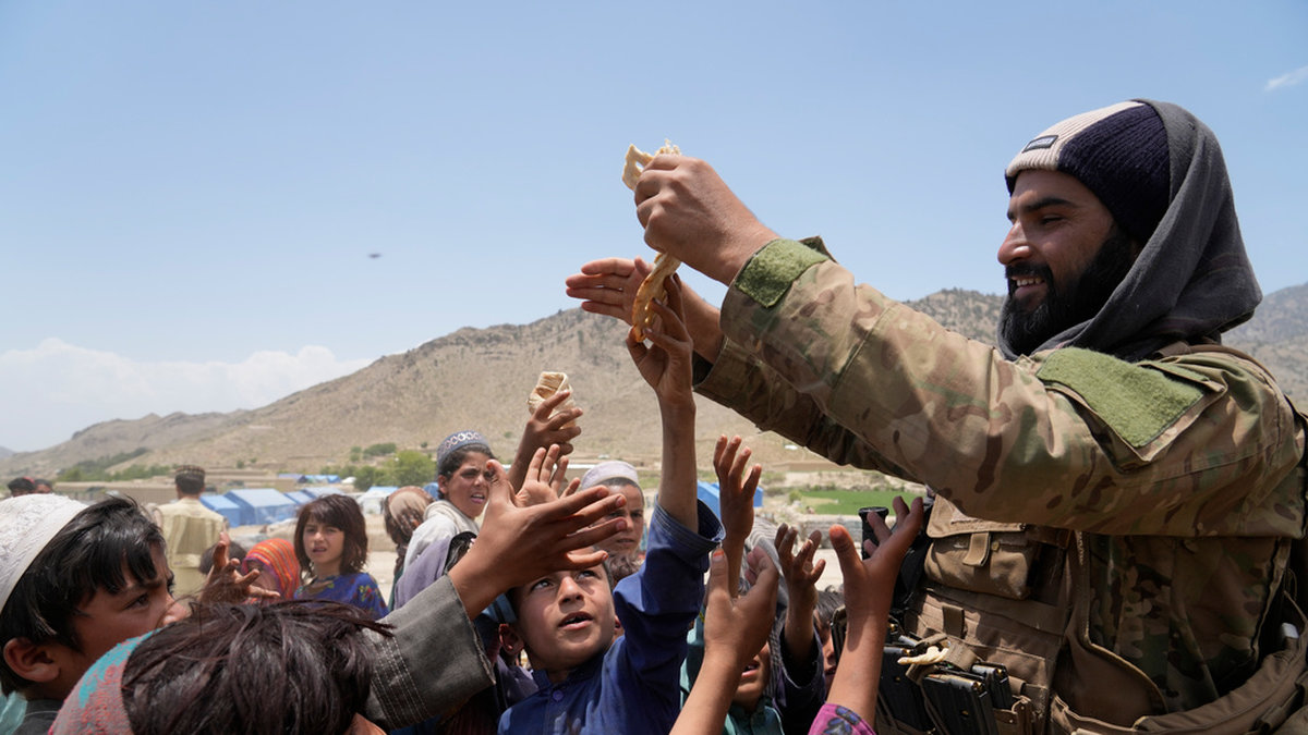 Fattigdomen skenar i Afghanistan ett år efter det att talibanerna tog makten. Här får barn mat i ett flyktingläger i Paktika i östra delen av landet.