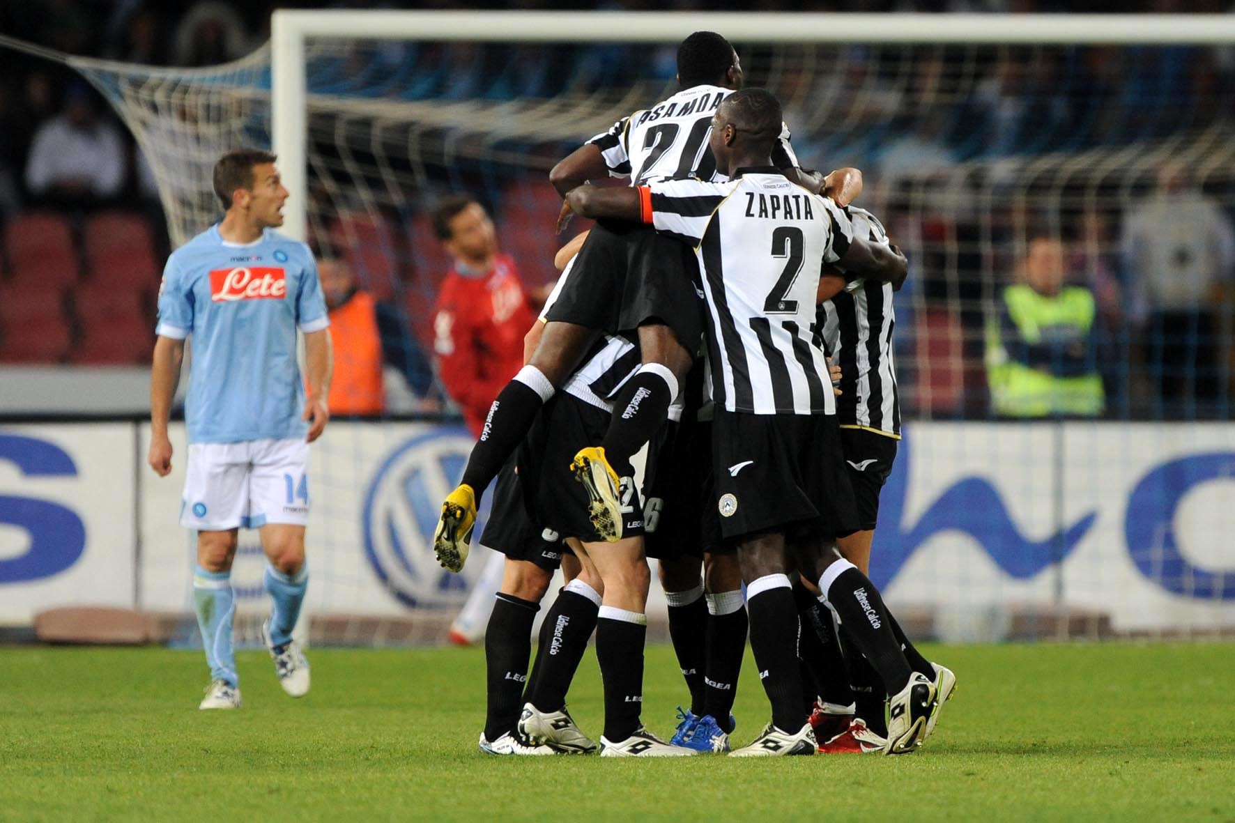 Udinesespelarna firar 1-0-målet. 
