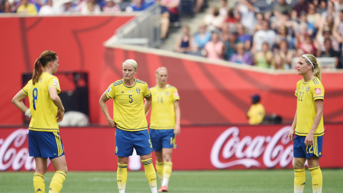 Svenskor deppar efter ett insläppt mål mot Nigeria. 