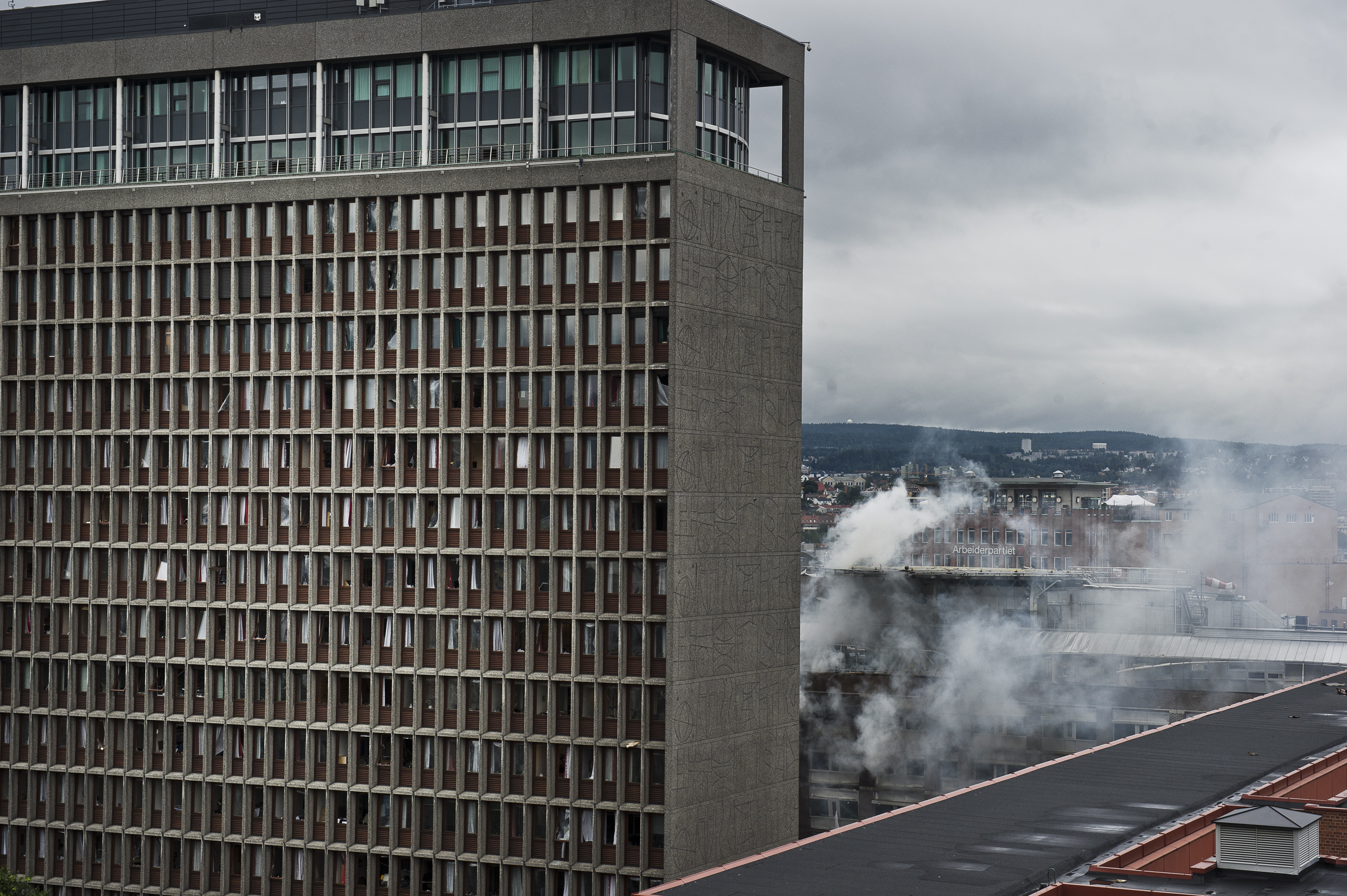 En kraftig explosion i Oslo har skadat flera personer och förstört byggnader i regeringskvarteren.