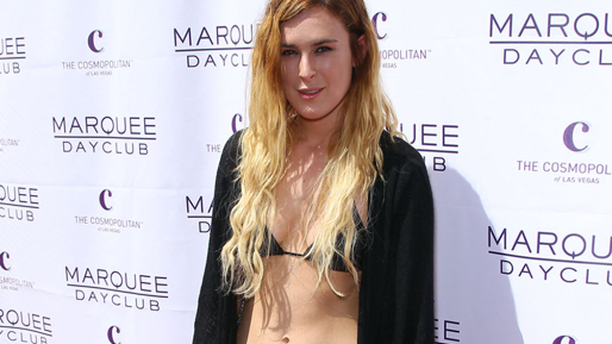 Demi Moores dotter Rumer tyckte att det var en toppenidé att dyka upp på röda mattan i bikini och kaftan. 