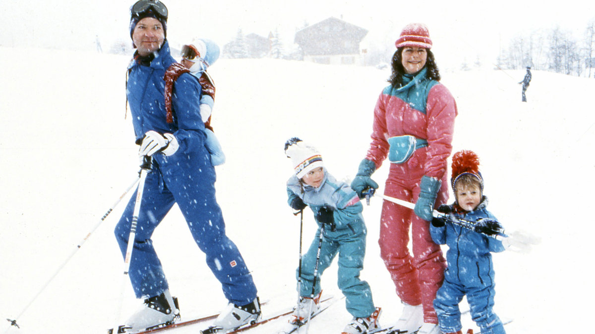 Hela familjen är samlad när det vankas vintersemester i Verbier, Schweiz 1983.