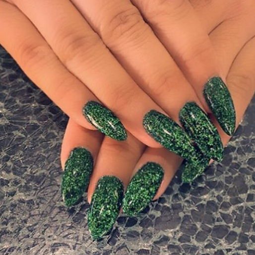 Amber Rose är riktigt nageltokig – här visar hon glitrrande smaragdgröna. Amber Rose är riktigt nageltokig – här visar hon glitrrande smaragdgröna.