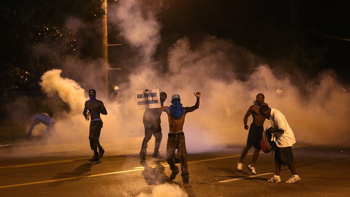 Enligt uppgift ska demonstranterna ha kastat molotovcoctails mot polisen som svarade med tårgas.