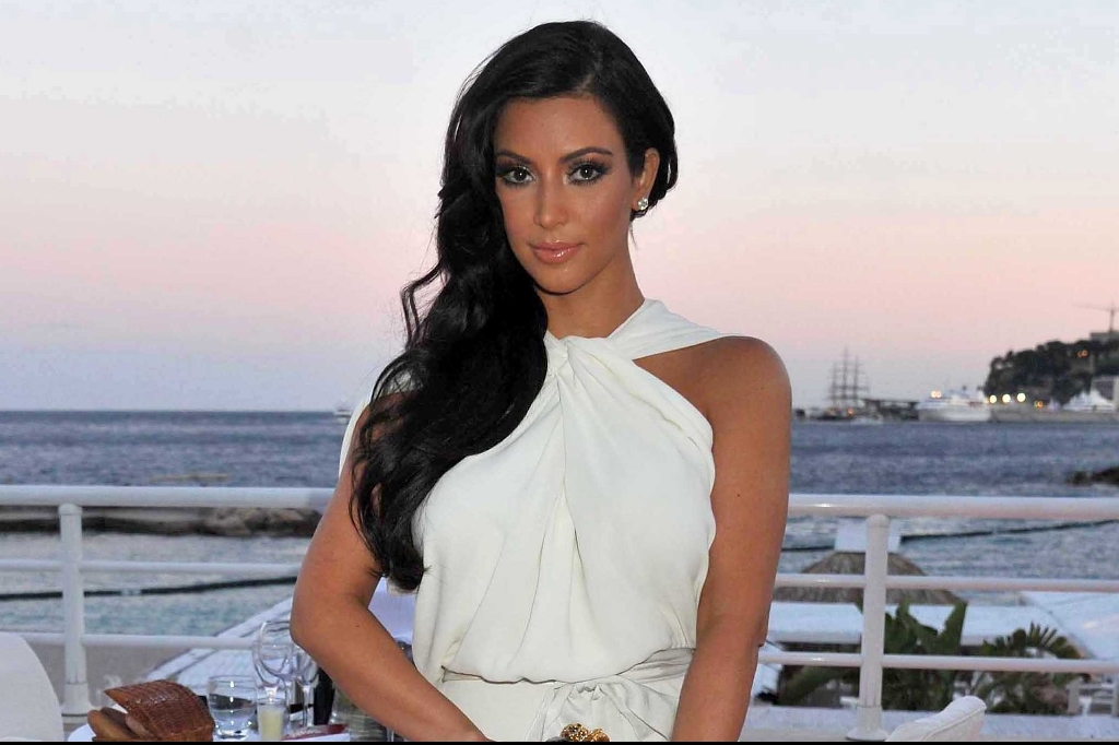 Kim Kardashian avverkar romanser som om hon vore Hugh Hefner. En ny för varje årsstid. 