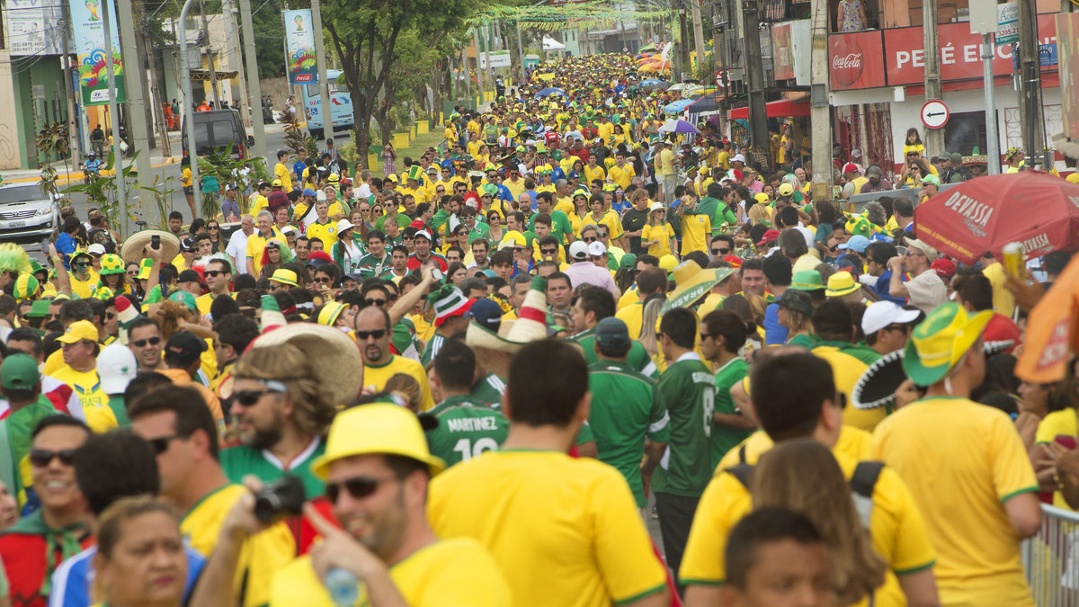 En gata utanför Fortaleza där matchen spelades. 