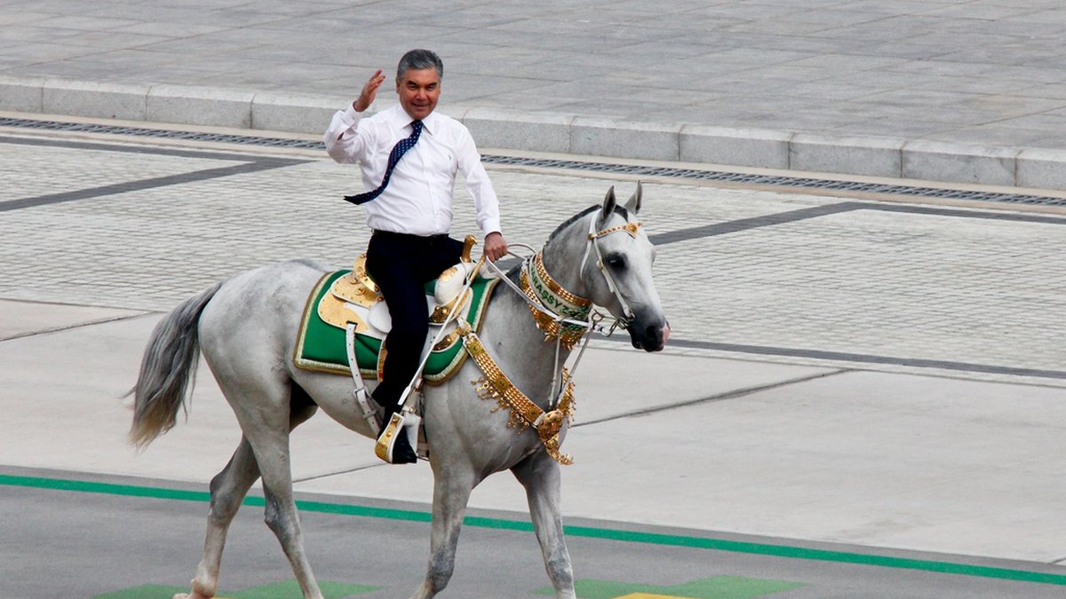 Turkmenistans tidigare ledare Gurbanguly Berdymuchamedov rider en häst i huvudstaden Asjchabad 2021.