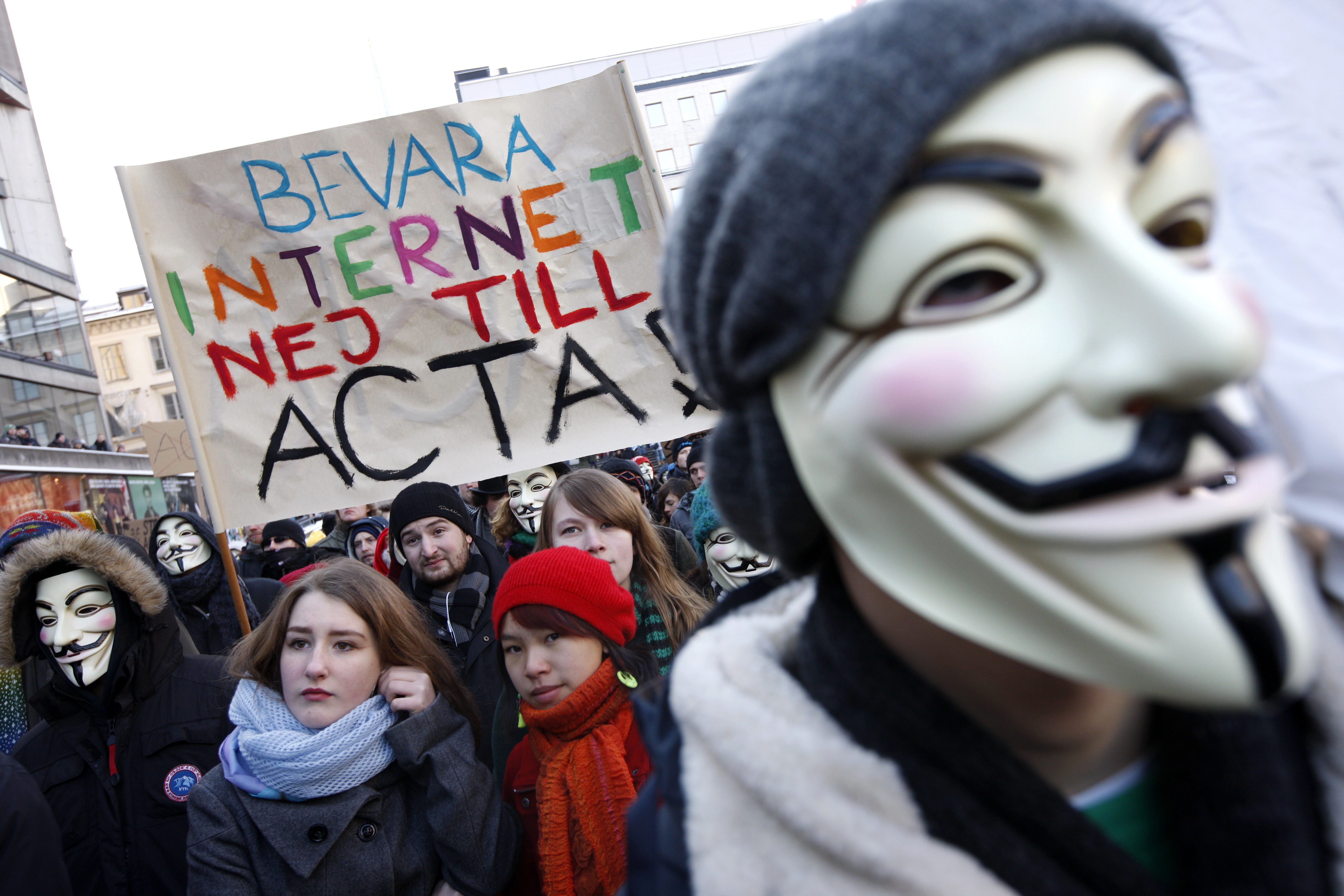 Flera bar Guy Fawkes-masker, som blivit en symbol för Anonymous.