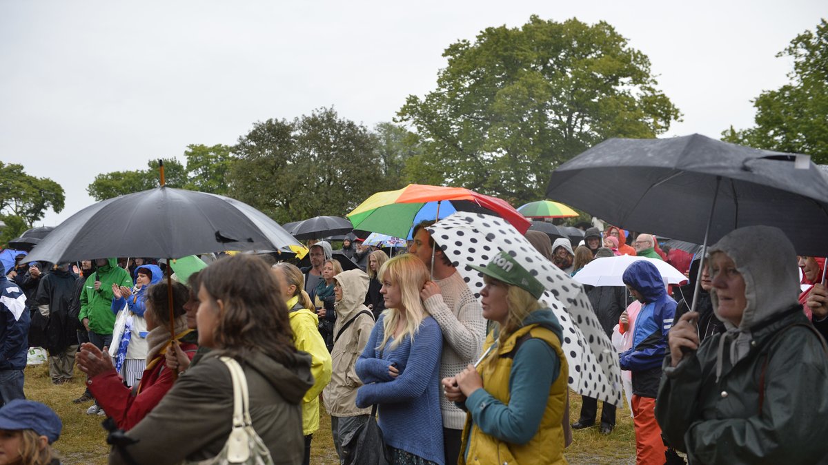 Regn stoppade inte manifestationen som drog hundratals. 