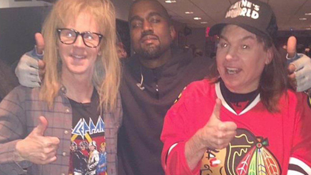 Kanye West hänger med Mike Myers och Dana Carvey.