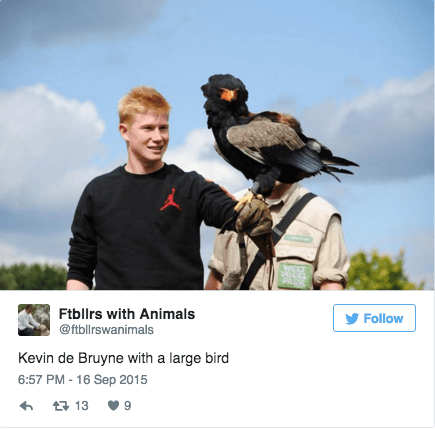 Kevin De Bruyne med en fågel. 