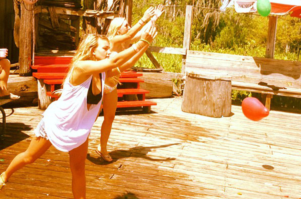 Jamie Lynn, Britney Spears syster, utför flygande tigern eller mer troligt någon annan hipp djurkonstellation under sin yoga. 