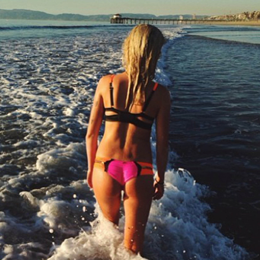 Ireland Baldwin tar ett dopp. Ireland Baldwin tar ett dopp.