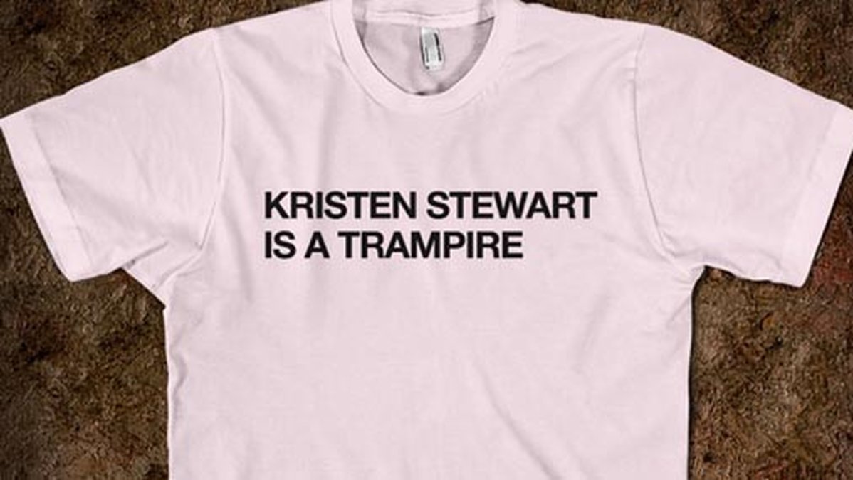 På en rosa tröja avfärdas Kristen Stewart som en "trampire". 