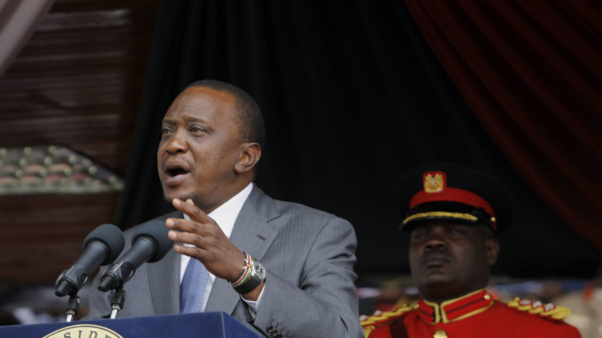 Presidenten Uhuru Kenyatta vill att 10 000 nya poliser ska utbildas på en gång. 