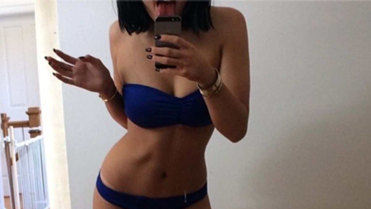 Kylie Jenner bjuder på en selfie i bikini. 