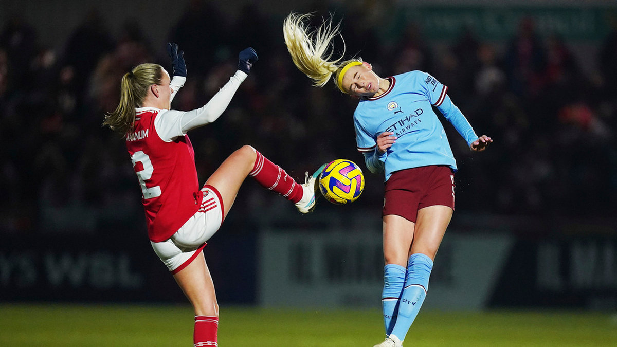Arsenals Frida Maanum, till vänster, var i högsta grad inblandad i segermålet i ligacupsemifinalen mot Chloe Kellys Manchester City.
