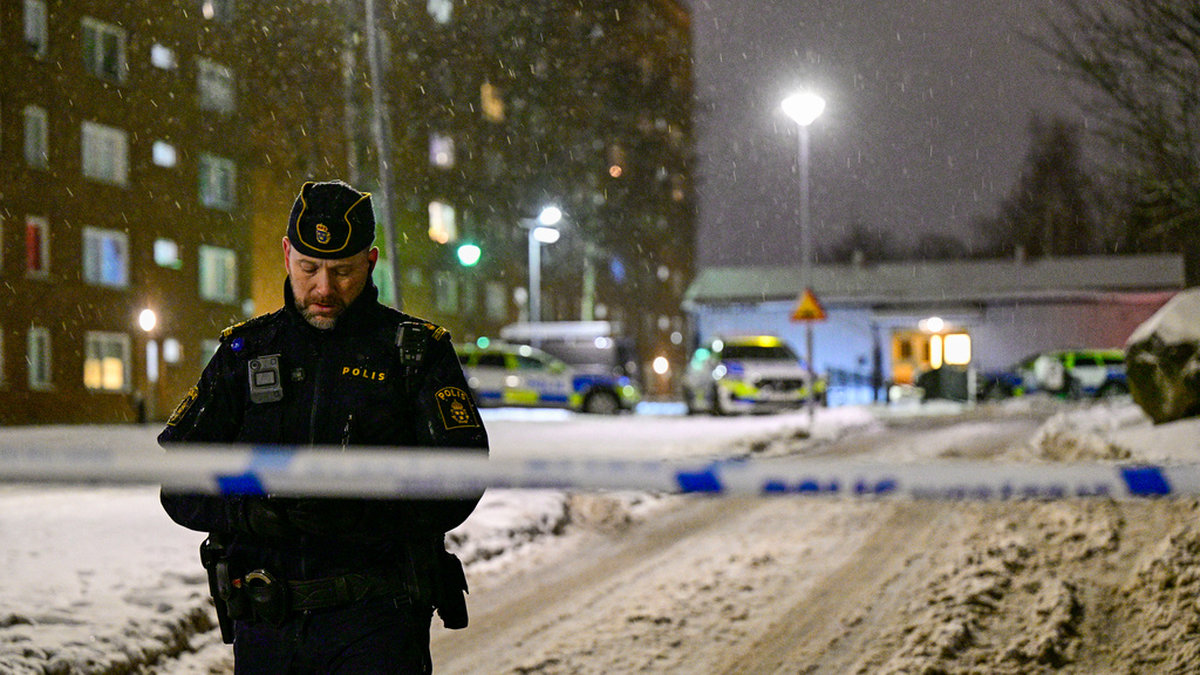 Poliser på plats efter lördagens skjutning i ett bostadsområde i Hovsjö i Södertälje.