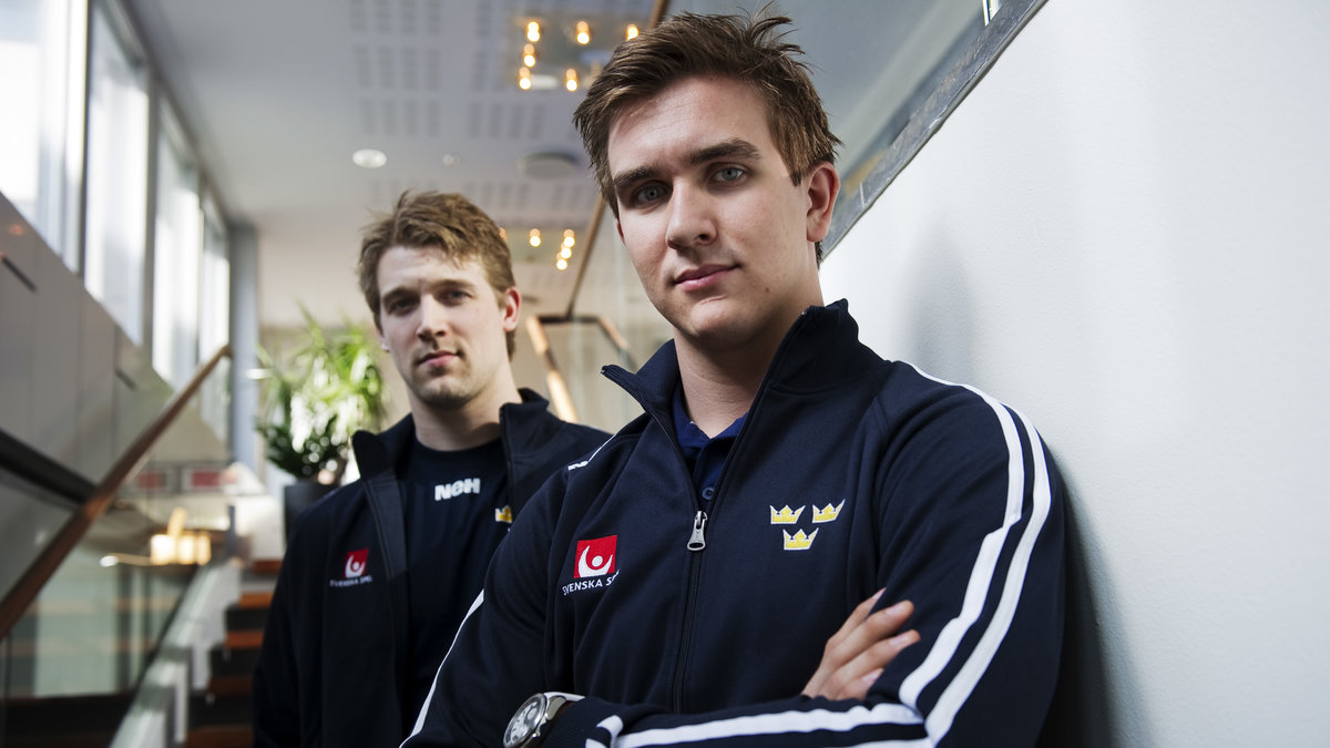 Västerås NHL-duon Mikael Backlund, längst fram, och Patrik Berglund vill få bort de hårda plexiglasen från hockeyallsvenskan.