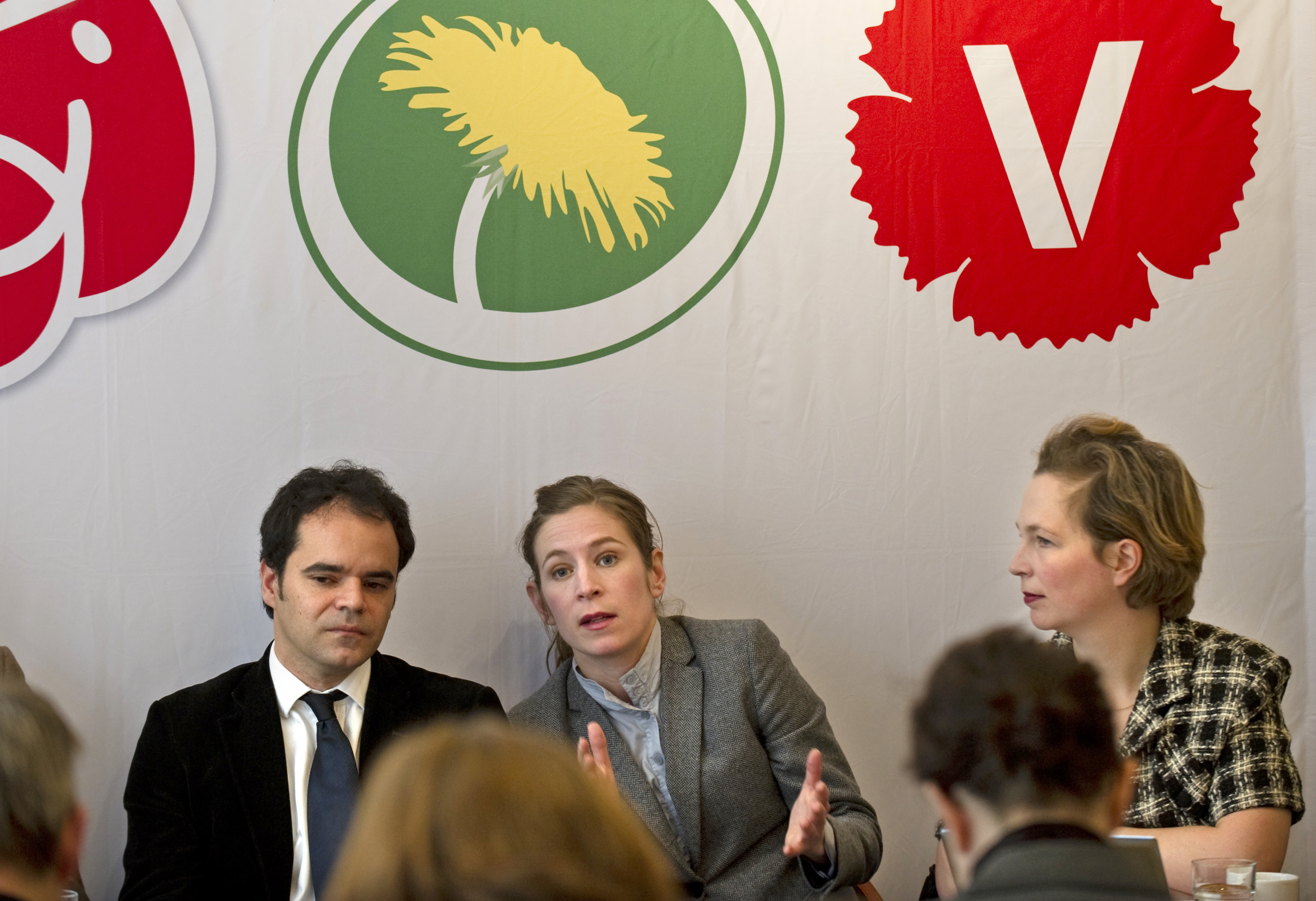 De rödgrönas partistrategernas arbete tycks ge effekt i opinionen. På bilden syns presschef Paulo Silva (mp), kommunikationschef Karin Pettersson (s) och informationschef Jenny Lindahl Persson (v).