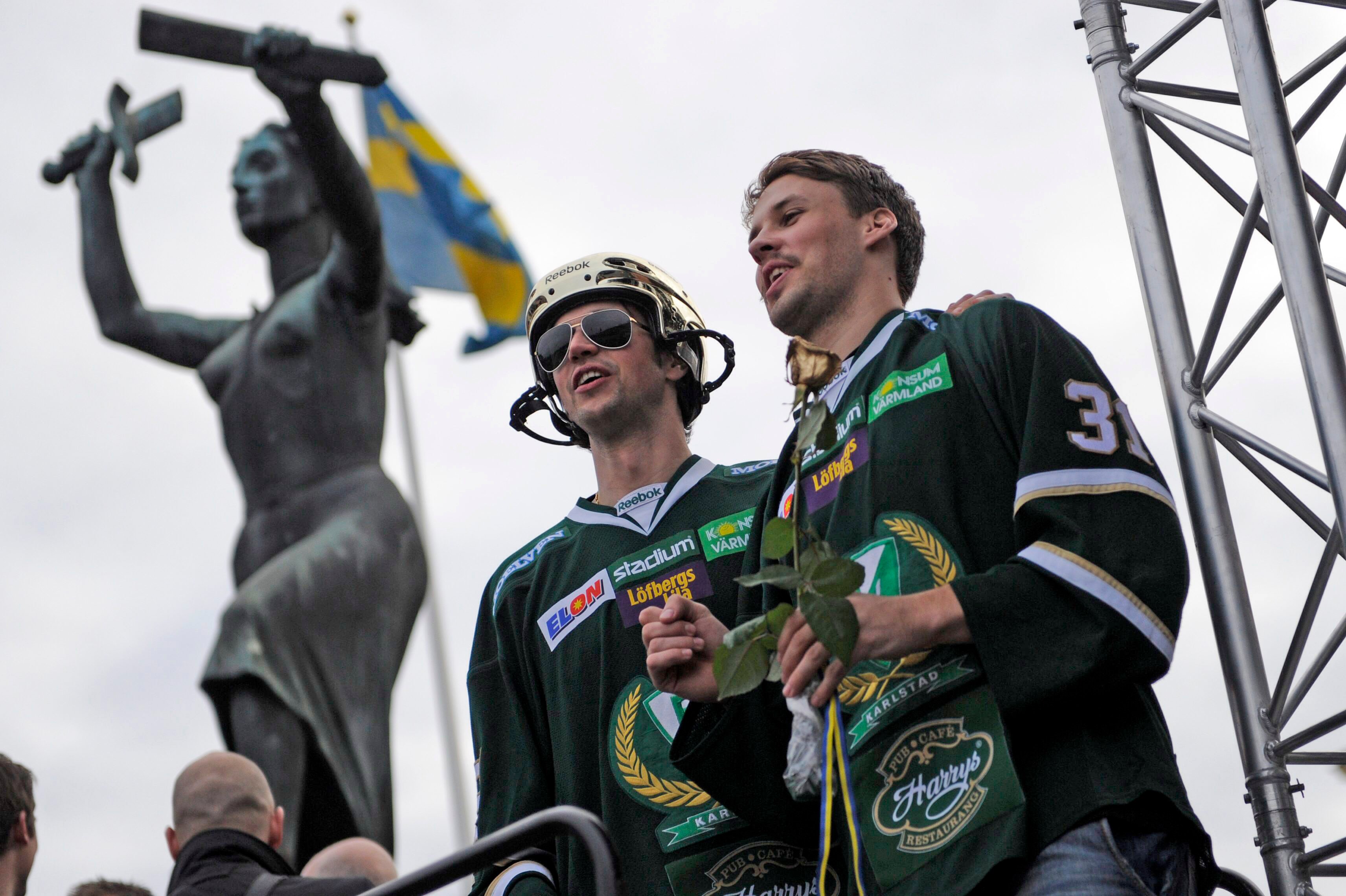 Dick Axelsson firar årets SM-guld tillsammans med sina lagkamrater.