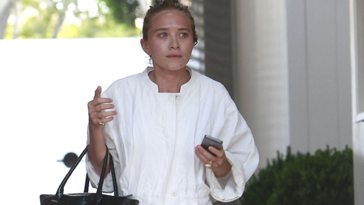 Mary-Kate Olsen shoppar i Hollywood.