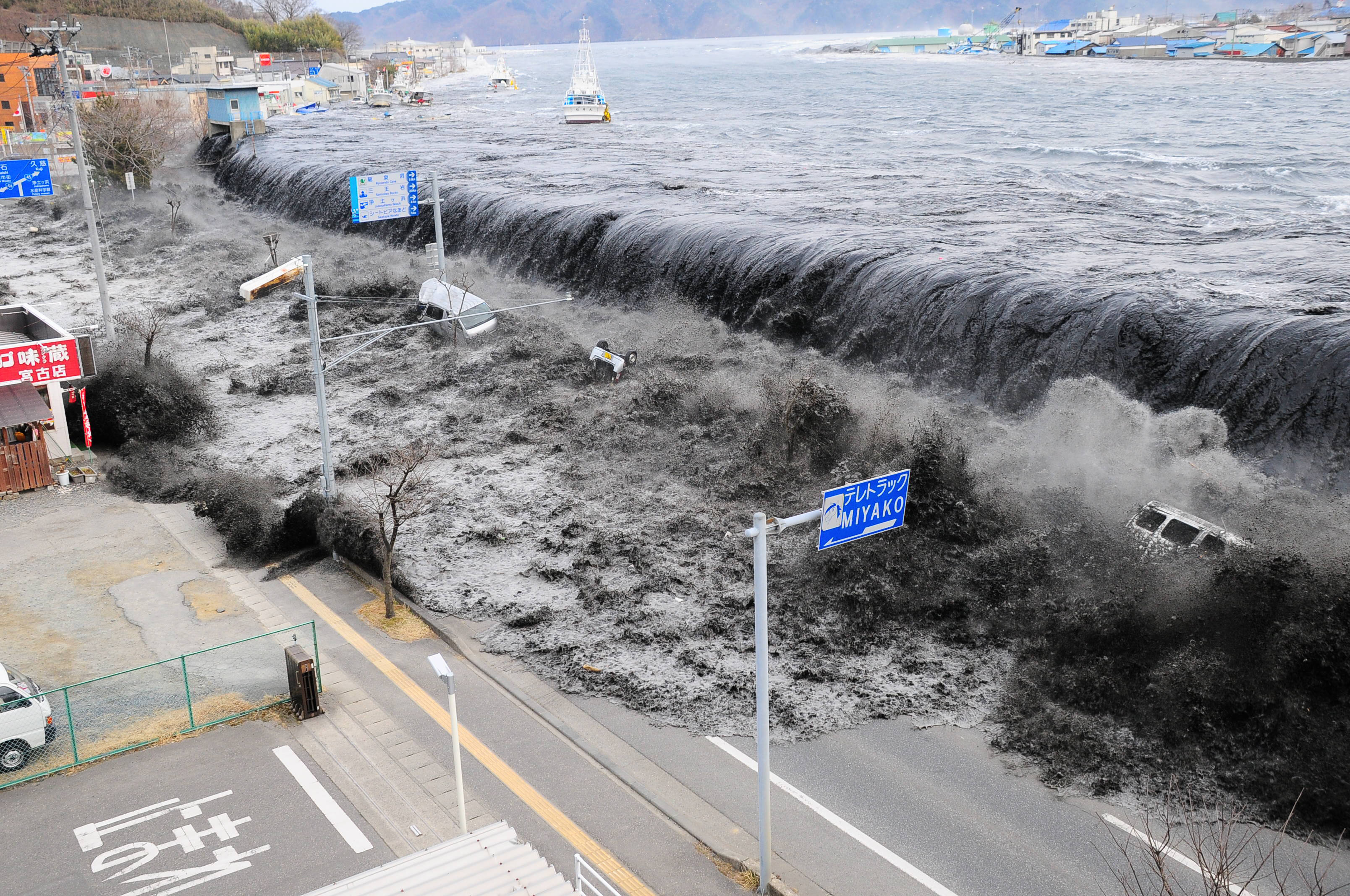 15,840 omkom till följd av tsunamin och  3,926 människor saknas fortfarande.