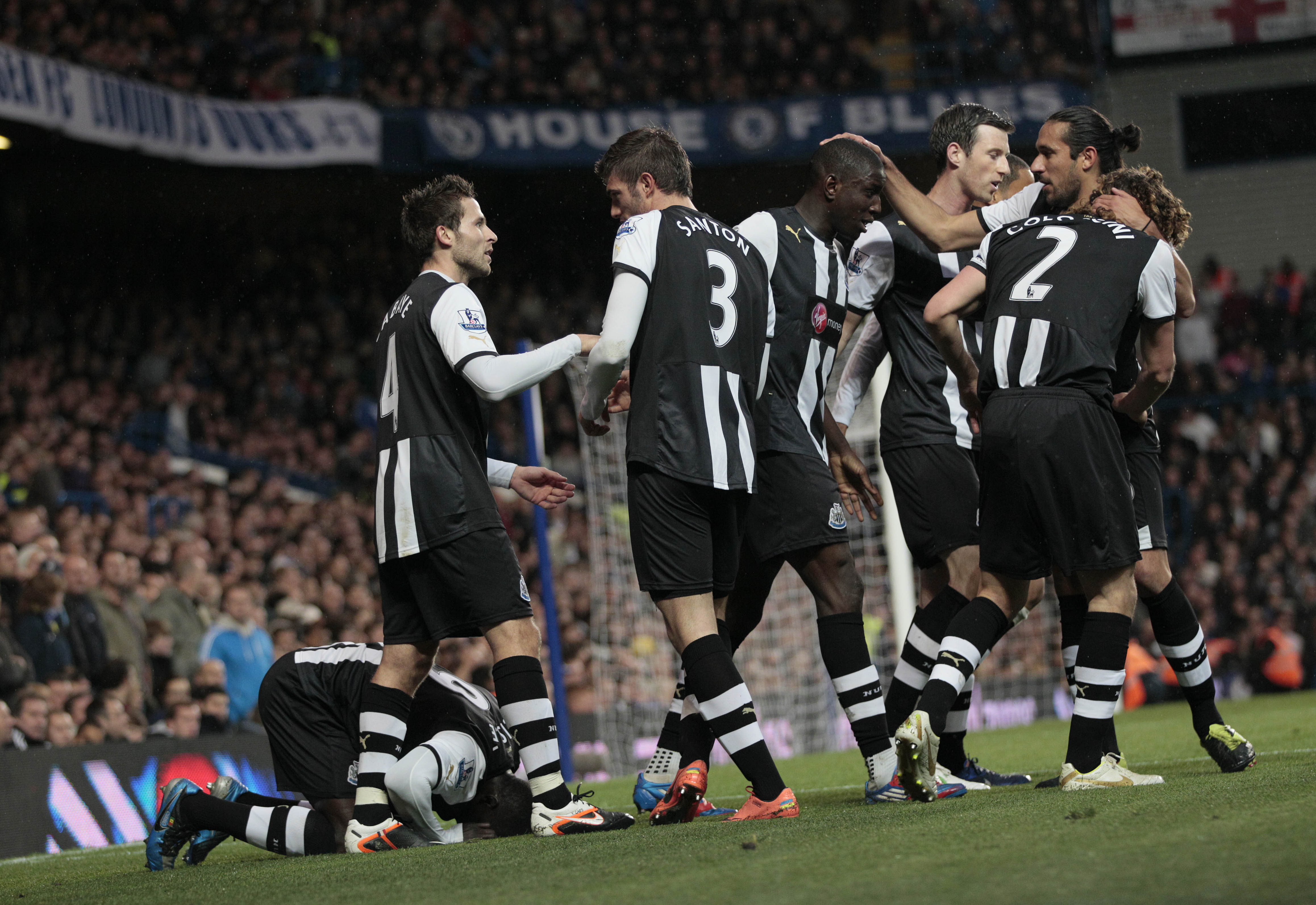 Newcastle slog tillbaka Chelsea med 2–0 på Stamford Bridge. Första segern i London på sju matcher.