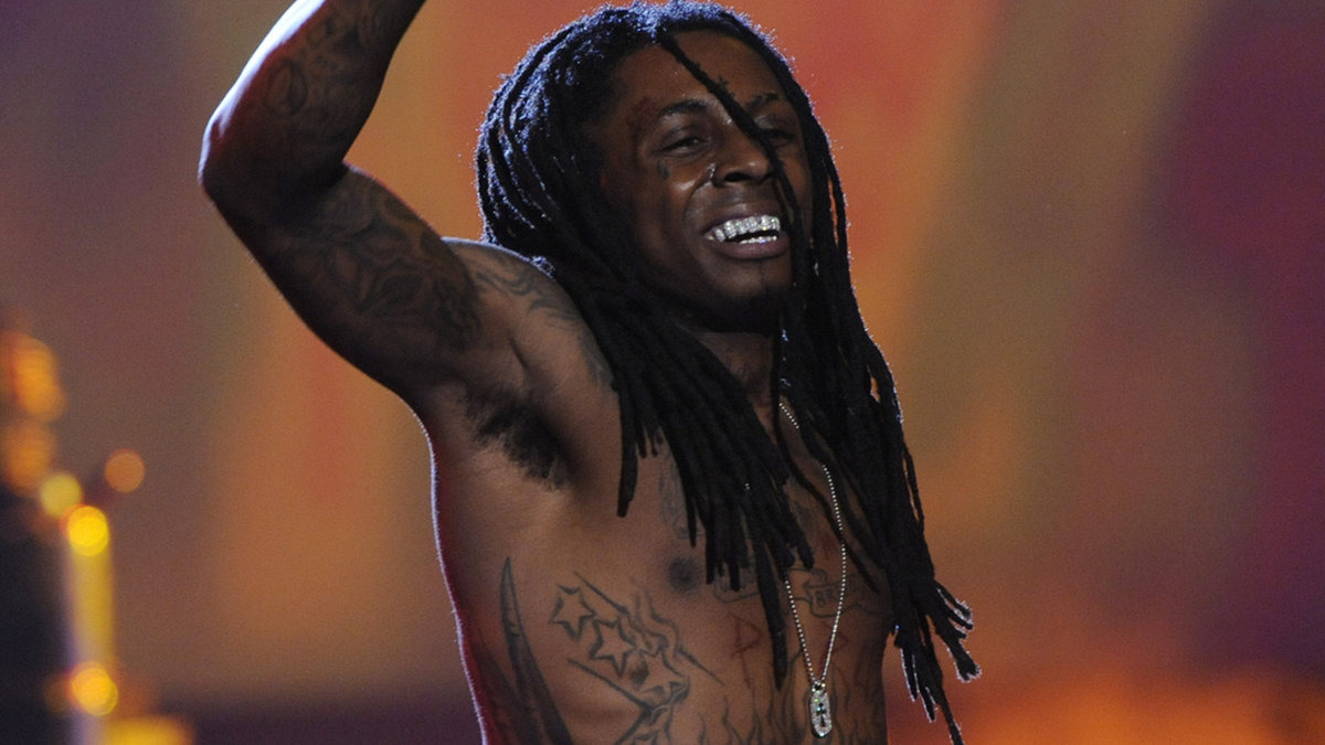 Lil Wayne har knappt en millimeter kvar att tatuera över på sin kropp. Han är mest känd för sina tatuerade tårar och de många texterna som pryder hans kropp.