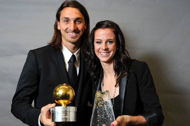 Zlatan Ibrahimovic och Lotta Schelin poserar med sina priser. Zlatan Ibrahimovic och Lotta Schelin poserar med sina priser.