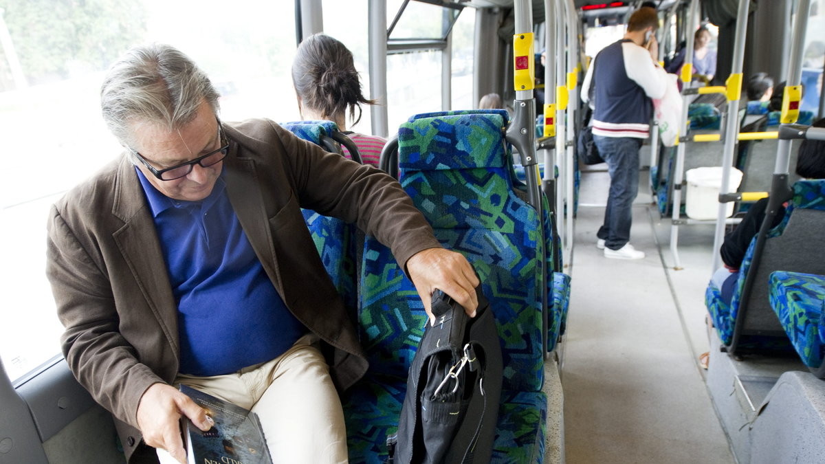 På bussen är det vanligt att sitta ner, forskare försöker nu uppmuntra folk att stå upp istället. 