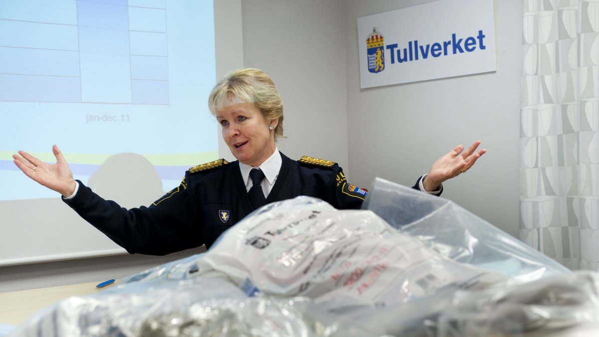 Tullverkets chef Therese Mattsson visar upp narkotikaklassade preparat värde sex till tio miljoner kronor i missbrukarled.