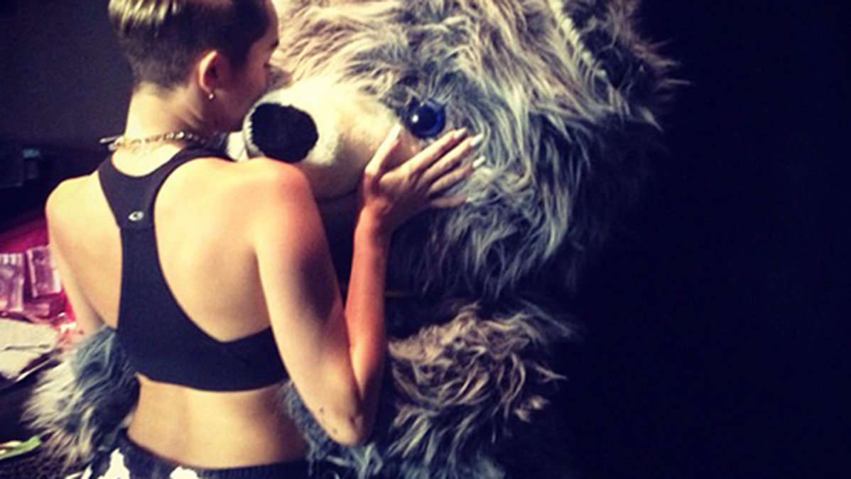 Miley gosar med en nallebjörn. 