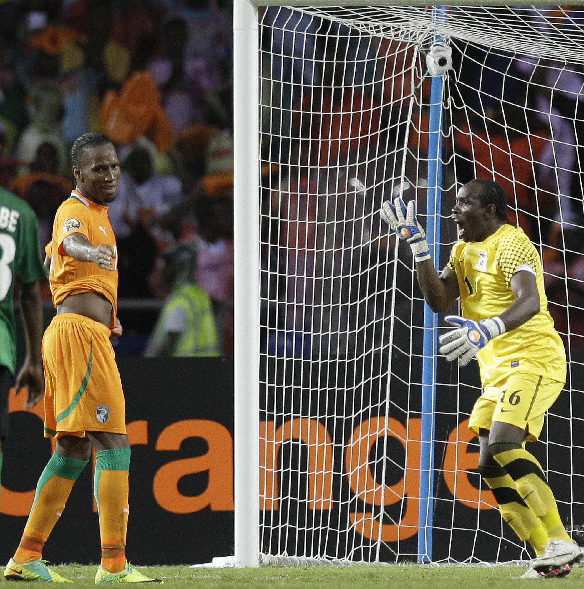 Kennedy Mweene hånar Didier Drogba efter staffmissen. 