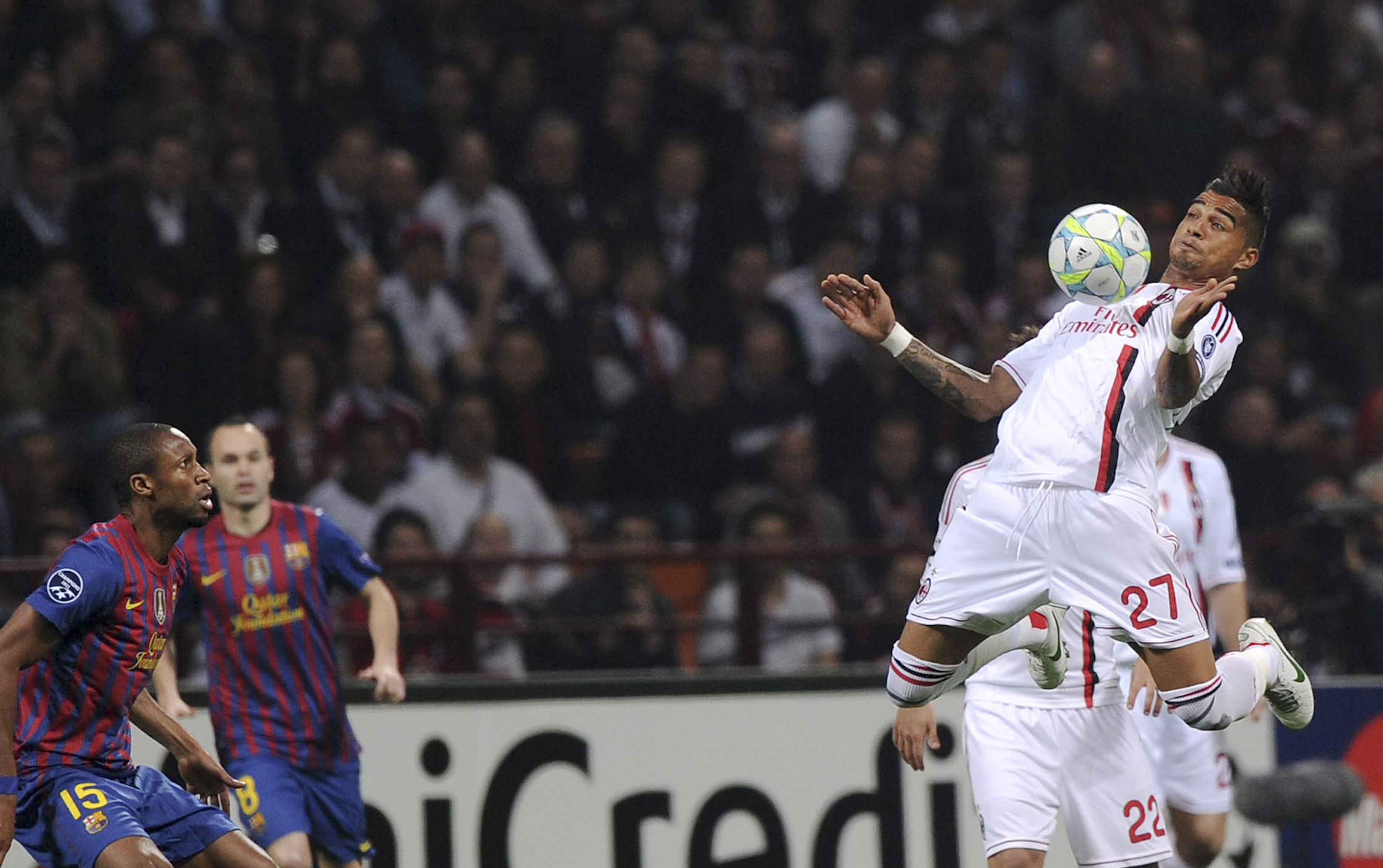 Redan i den andra minuten hade AC Milan två gyllene lägen att ta ledningen men både Kevin-Prince Boateng och Robinho syndade. Redan i den andra minuten hade AC Milan två gyllene lägen att ta ledningen men både Kevin-Prince Boateng och Robinho syndade.